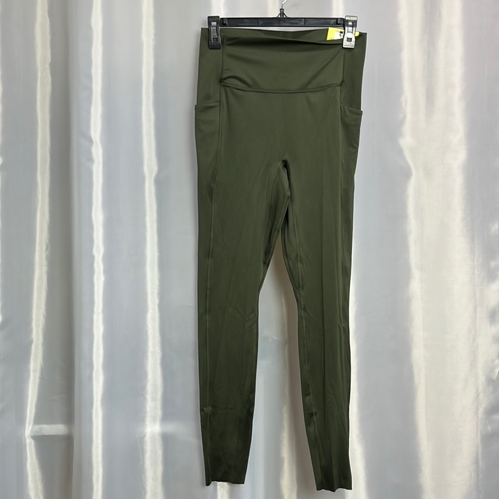 All in motion, high rise, 7/8 leggings with 2 pockets
